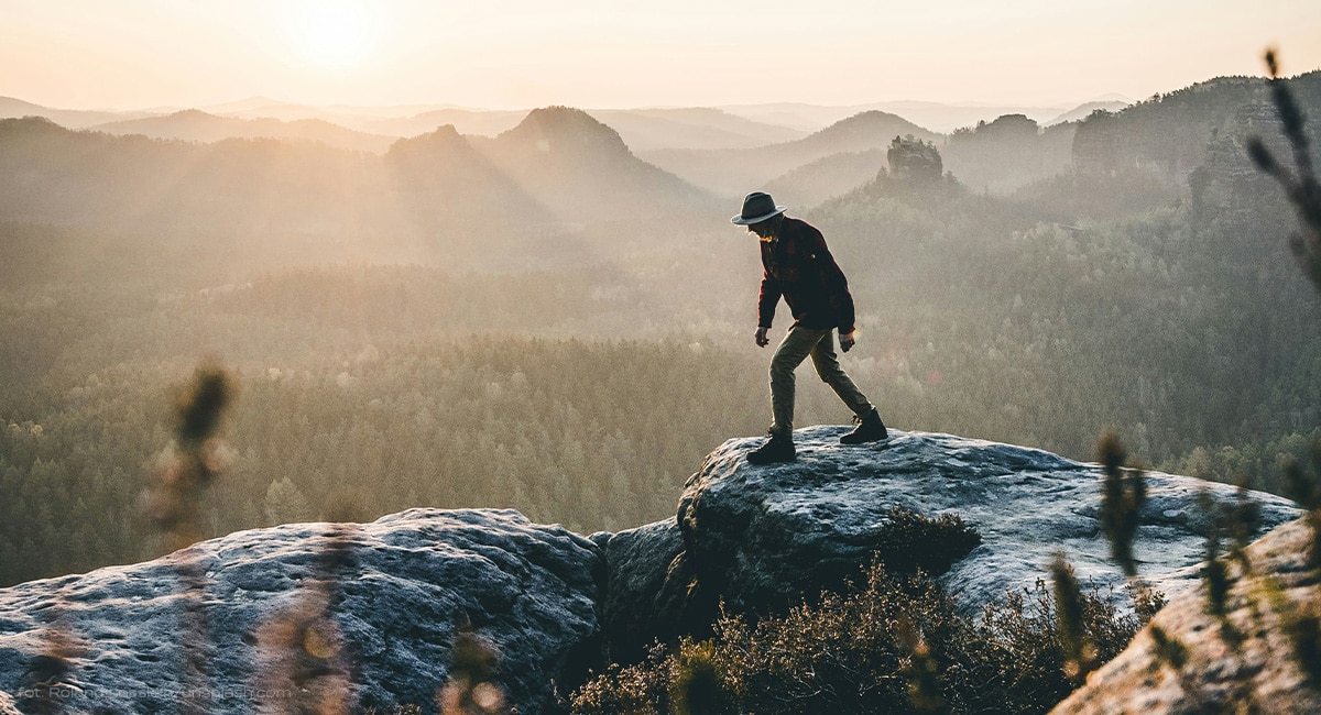 Jakie spodnie w góry - praktyczny przewodnik dla każdej pory roku