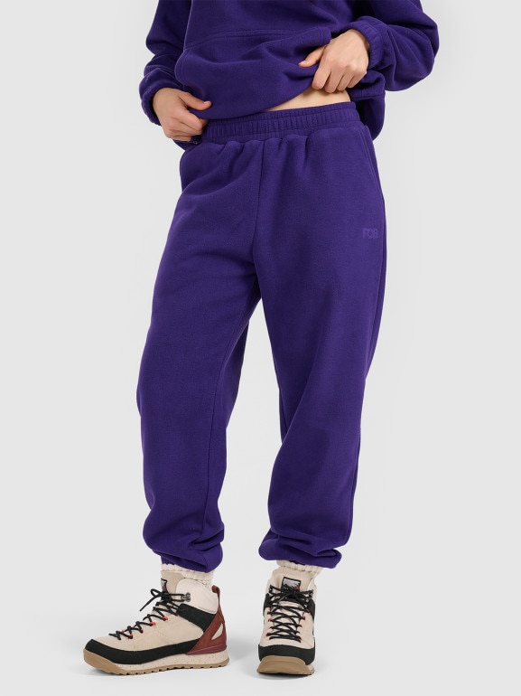 Damskie spodnie dresowe joggery polarowe 4F 4FRAW25TTROF1707 - fioletowe