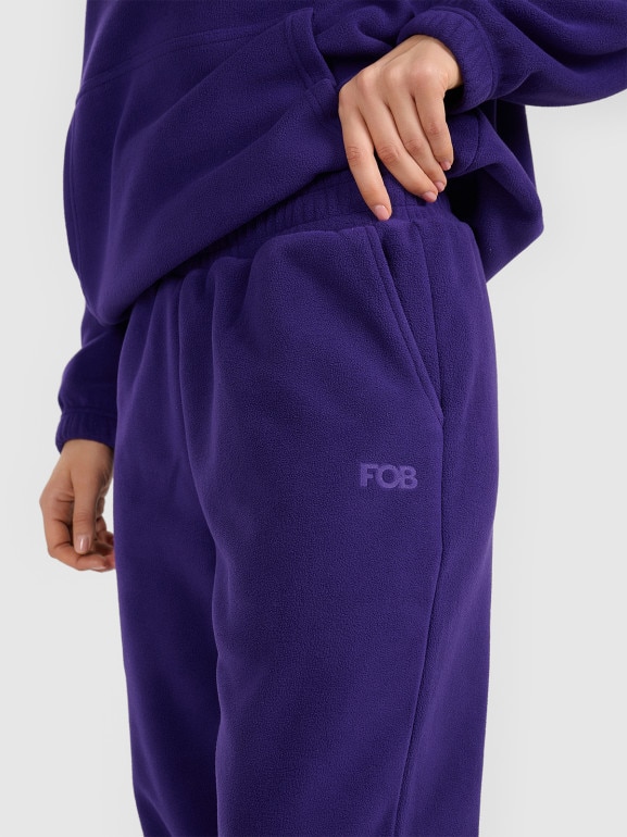Damskie spodnie dresowe joggery polarowe 4F 4FRAW25TTROF1707 - fioletowe