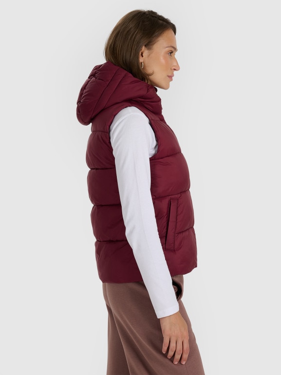 Damski bezrękawnik puchowy pikowany z kapturem 4F 4FRAW25TVJAF326 - bordowy