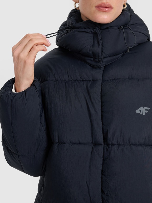 Damski płaszcz puchowy syntetyczny 4F 4FWAW25TDJAF588 - czarny