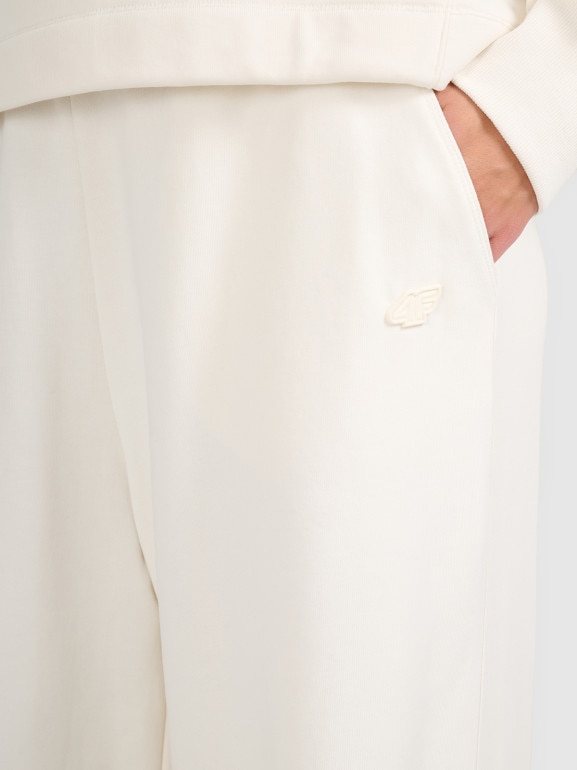 Damskie spodnie dresowe 4F 4FWAW25TTROF1204 - beżowe