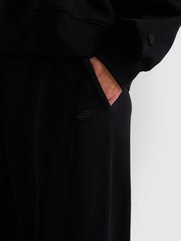 Damskie spodnie dresowe 4F 4FWAW25TTROF1204 - czarne