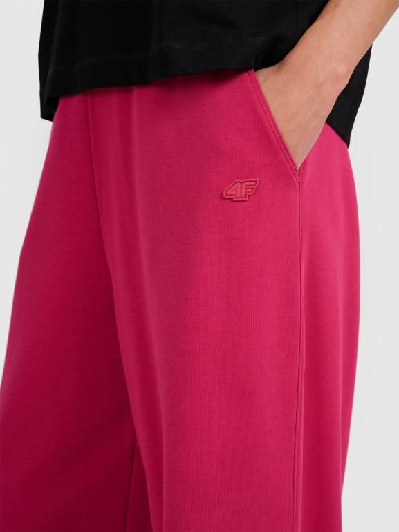 Damskie spodnie dresowe 4F 4FWAW25TTROF1204 - różowe