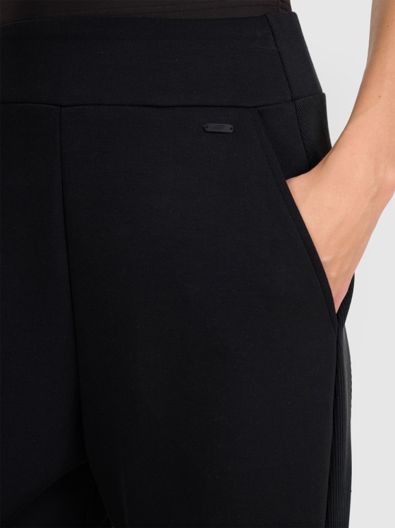 Damskie spodnie dresowe joggery 4F 4FWAW25TTROF1180 - czarne