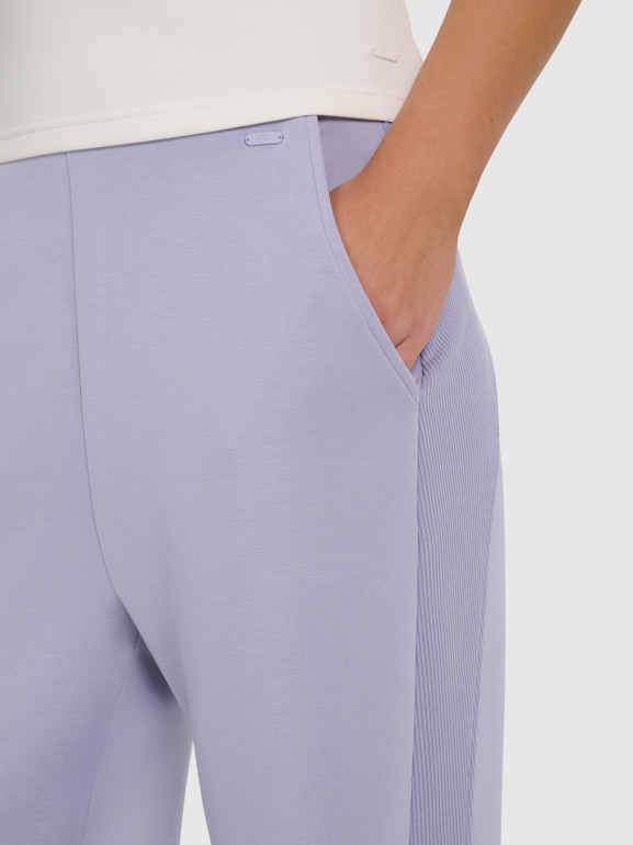 Damskie spodnie dresowe joggery 4F 4FWAW25TTROF1180 - fioletowe