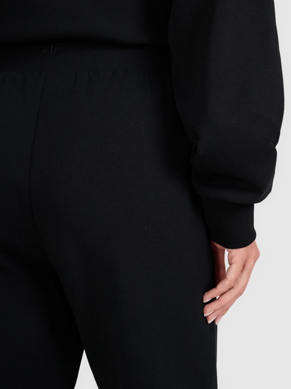 Damskie spodnie dresowe joggery 4F 4FWAW25TTROF1196 - czarne