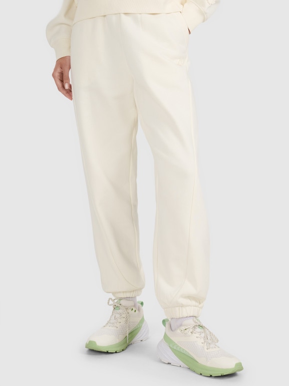 Damskie spodnie dresowe joggery 4F 4FWAW25TTROF1205 - beżowe