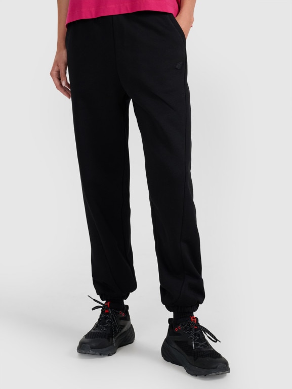 Damskie spodnie dresowe joggery 4F 4FWAW25TTROF1205 - czarne