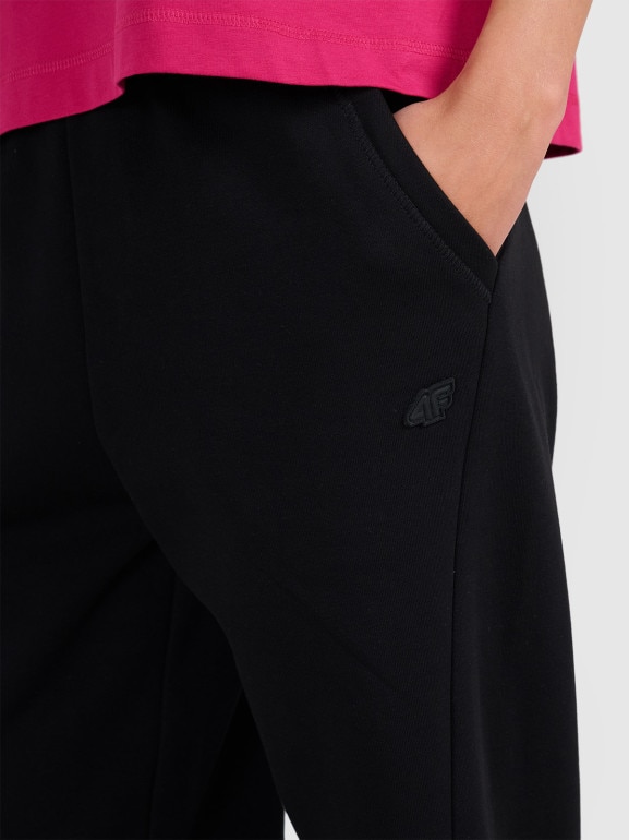 Damskie spodnie dresowe joggery 4F 4FWAW25TTROF1205 - czarne