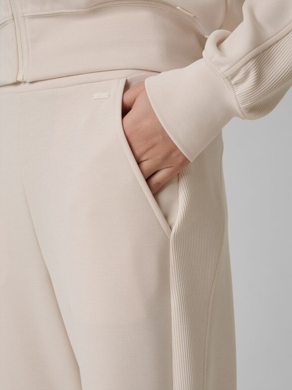 Damskie spodnie dresowe joggery 4F 4FWSS26TTROF1410 - beżowe