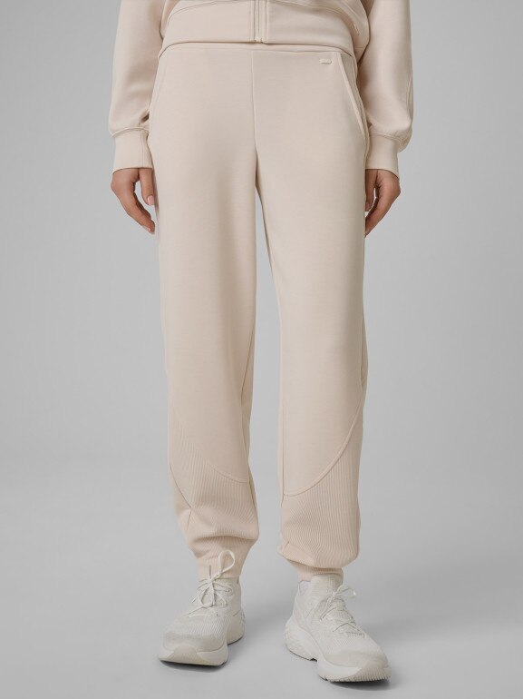 Damskie spodnie dresowe joggery 4F 4FWSS26TTROF1410 - beżowe
