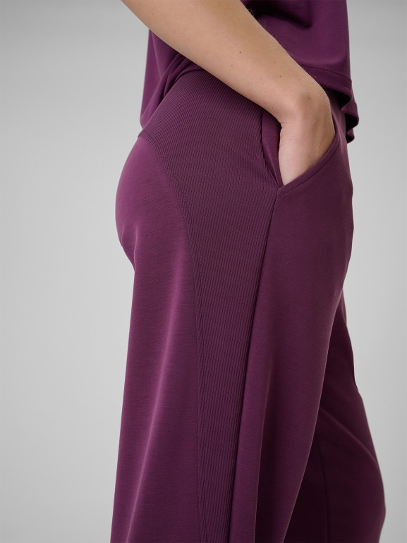 Damskie spodnie dresowe joggery 4F 4FWSS26TTROF1410 - fioletowe