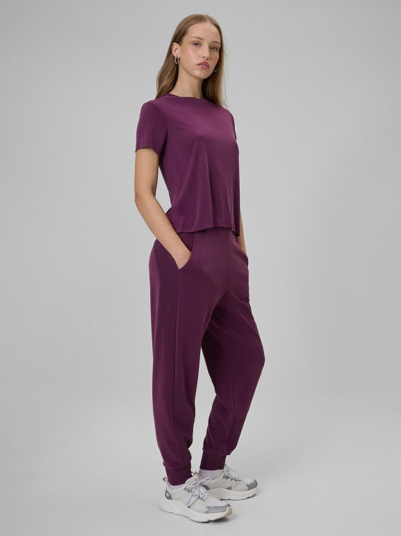 Damskie spodnie dresowe joggery 4F 4FWSS26TTROF1410 - fioletowe