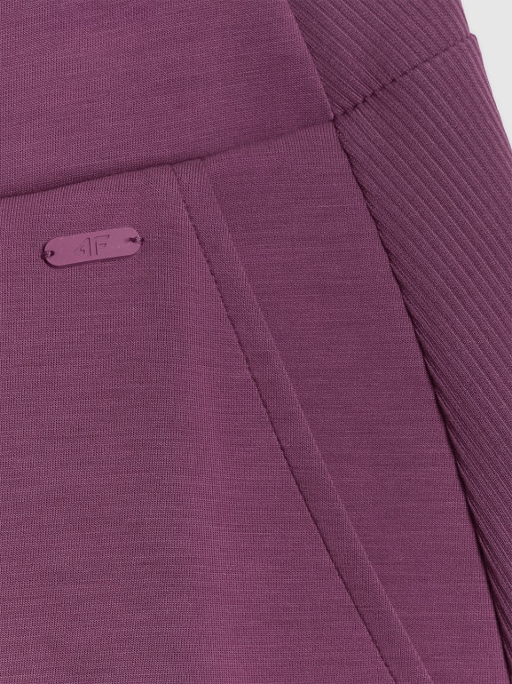 Damskie spodnie dresowe joggery 4F 4FWSS26TTROF1410 - fioletowe