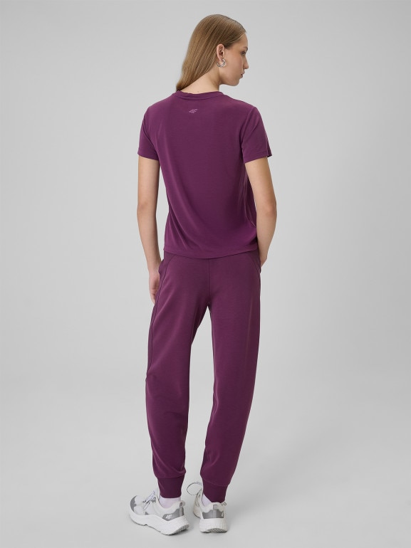 Damskie spodnie dresowe joggery 4F 4FWSS26TTROF1410 - fioletowe