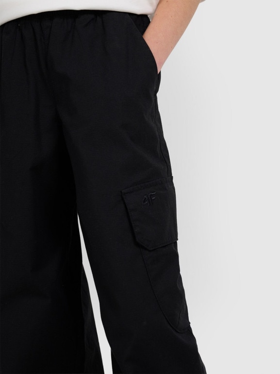 Dziewczęce spodnie cargo 4F 4FJRAW25TTROF1533 - czarne