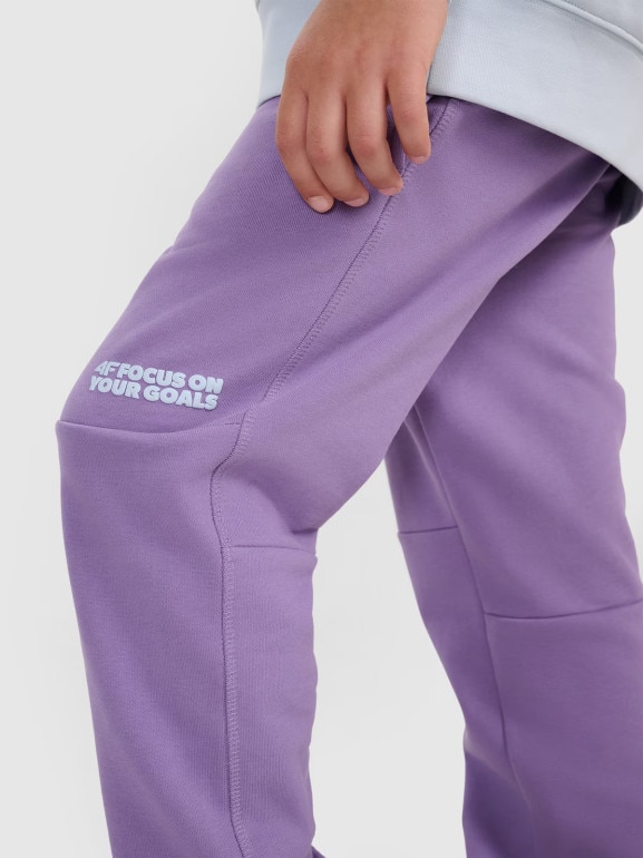 Chłopięce spodnie dresowe joggery 4F 4FJRAW25TTROM1605 - fioletowe