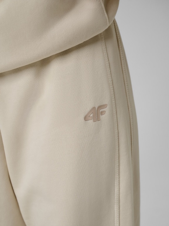 Dziewczęce spodnie dresowe 4F 4FJWSS26TTROF1656 - beżowe