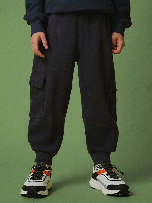 Chłopięce spodnie dresowe cargo 4F 4FJRSS26TTROM1882 - szare