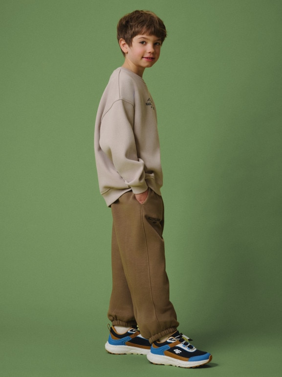 Chłopięce spodnie dresowe joggery 4F 4FJRSS26TTROM1896 - brązowe