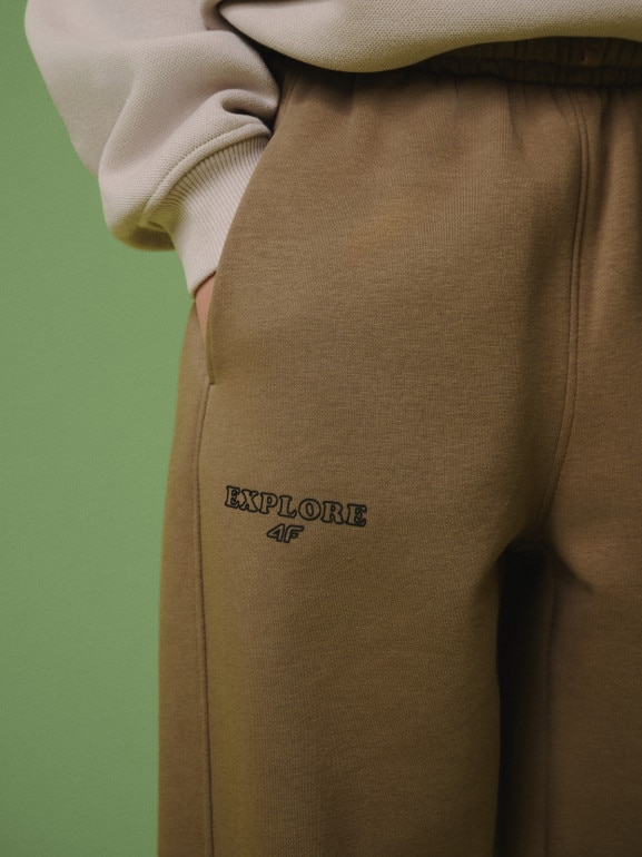 Chłopięce spodnie dresowe joggery 4F 4FJRSS26TTROM1896 - brązowe
