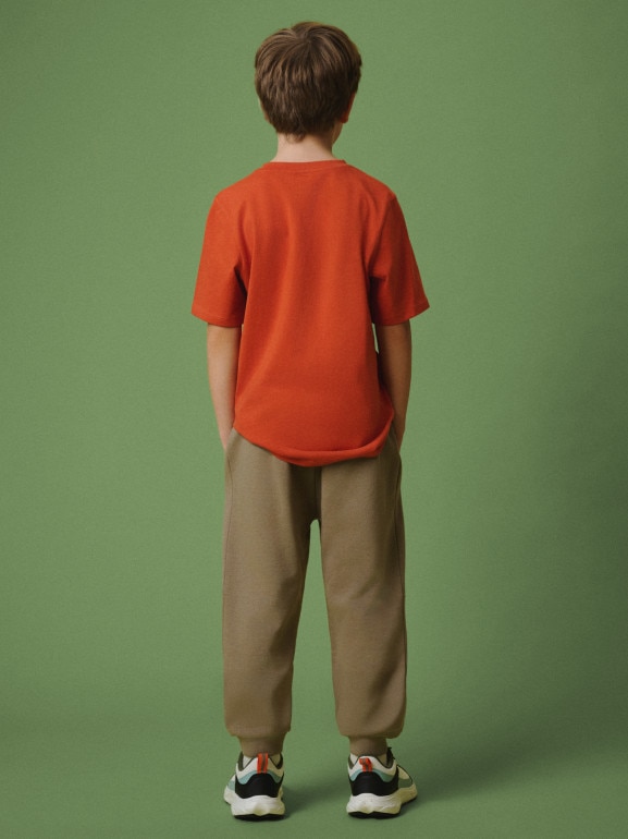 Chłopięce spodnie dresowe joggery 4F 4FJRSS26TTROM1995 - beżowe