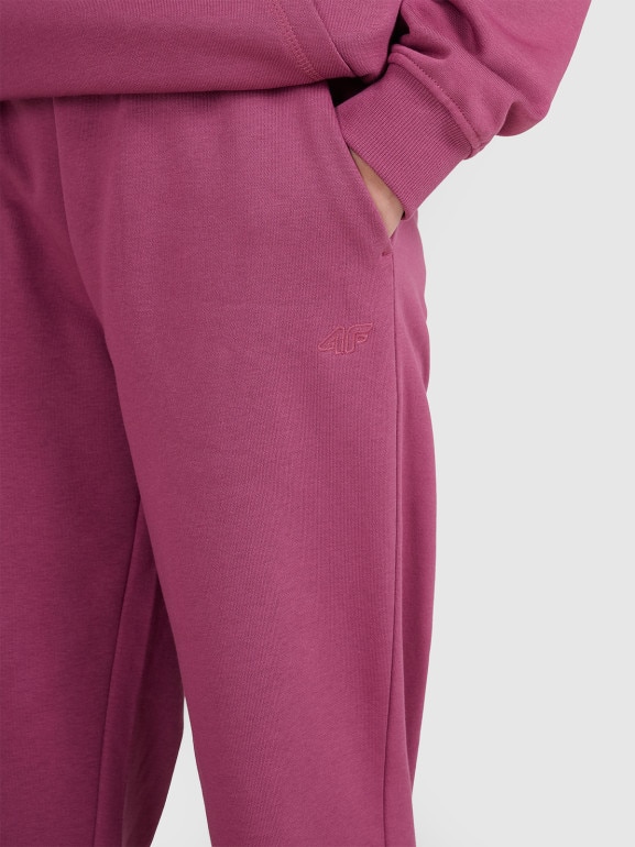 Dziewczęce spodnie dresowe joggery 4F 4FJRAW25TTROF1616 - fioletowe