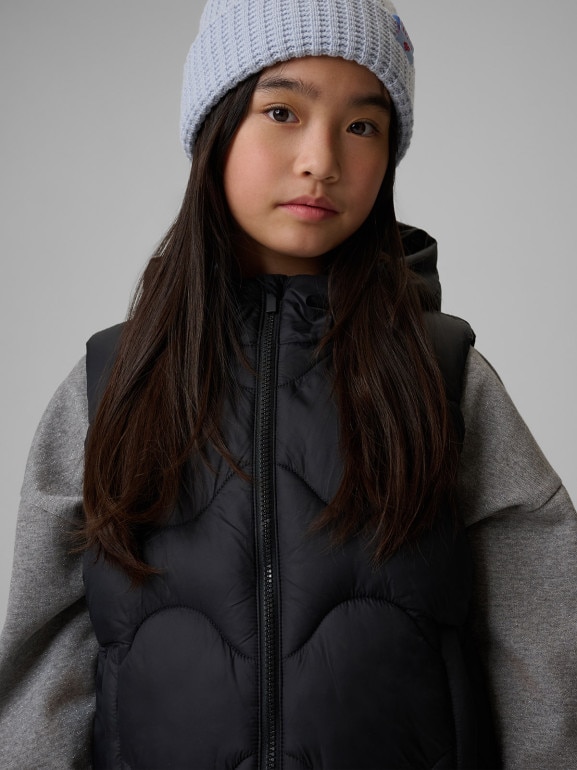 Dziewczęcy bezrękawnik z kapturem 4F 4FJRSS26TVJAF355 - czarny