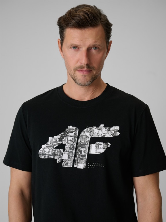 Męski t-shirt z nadrukiem 4F 4FWSS26TTSHM2659 - czarny