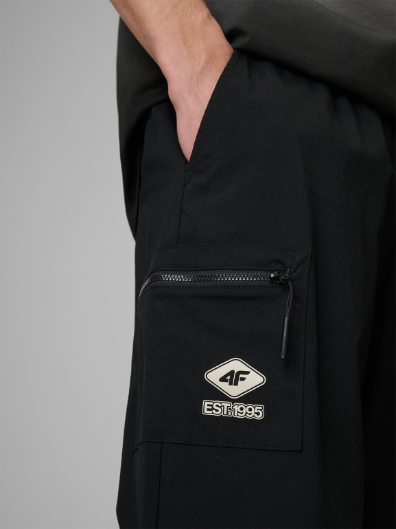 Męskie spodnie casual joggery 4F 4FRSS26TTROM1915 - czarne