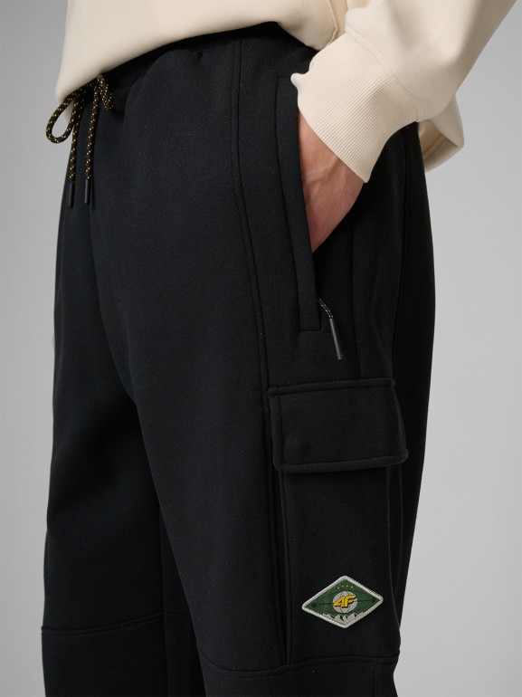 Męskie spodnie dresowe cargo 4F 4FRSS26TTROM1916 - czarne