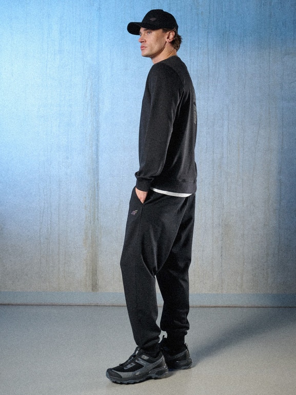 Męskie spodnie dresowe joggery 4F 4FRSS26TTROM1861 - czarne