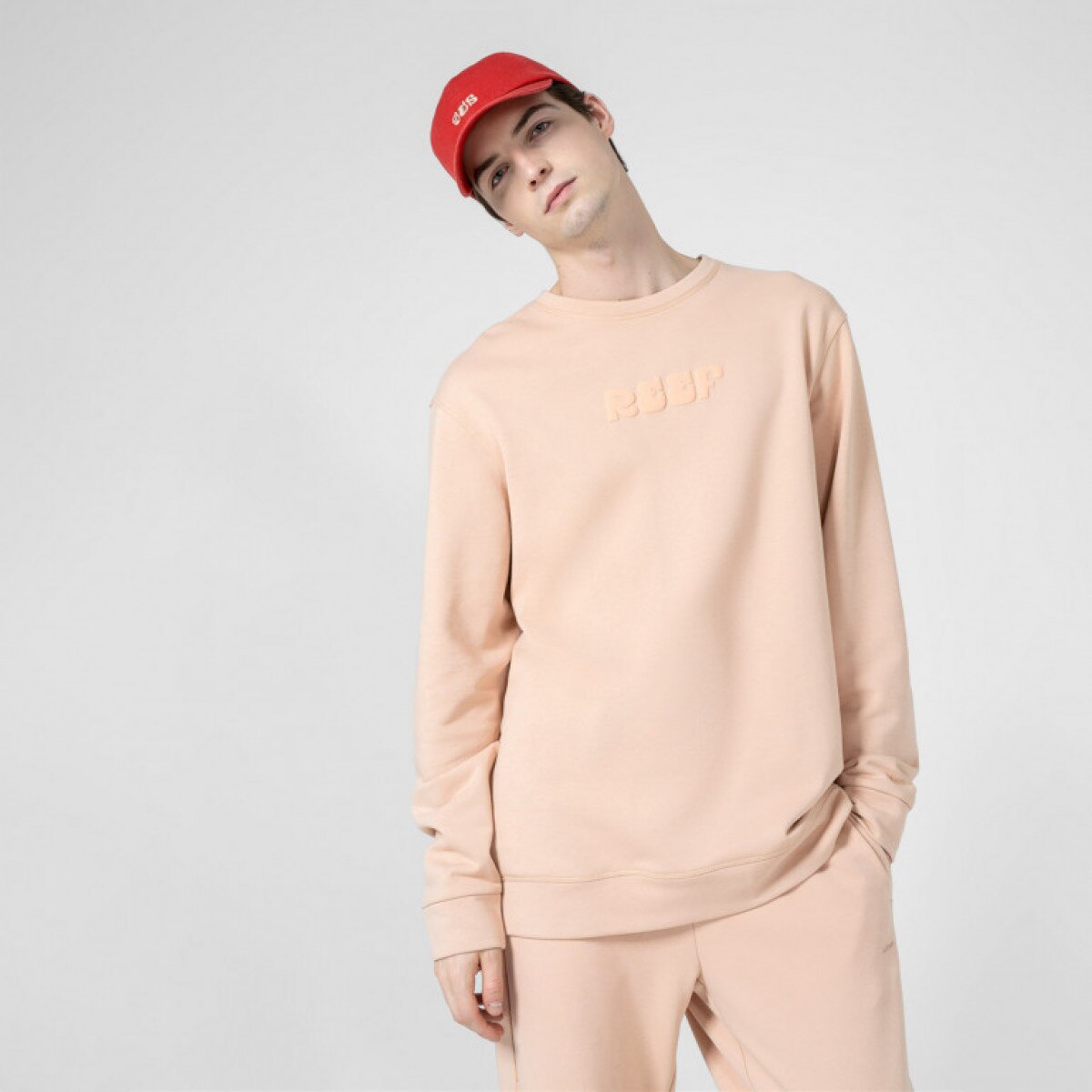 Męska bluza dresowa nierozpinana bez kaptura OUTHORN OTHSS23TSWSM321 - beżowa