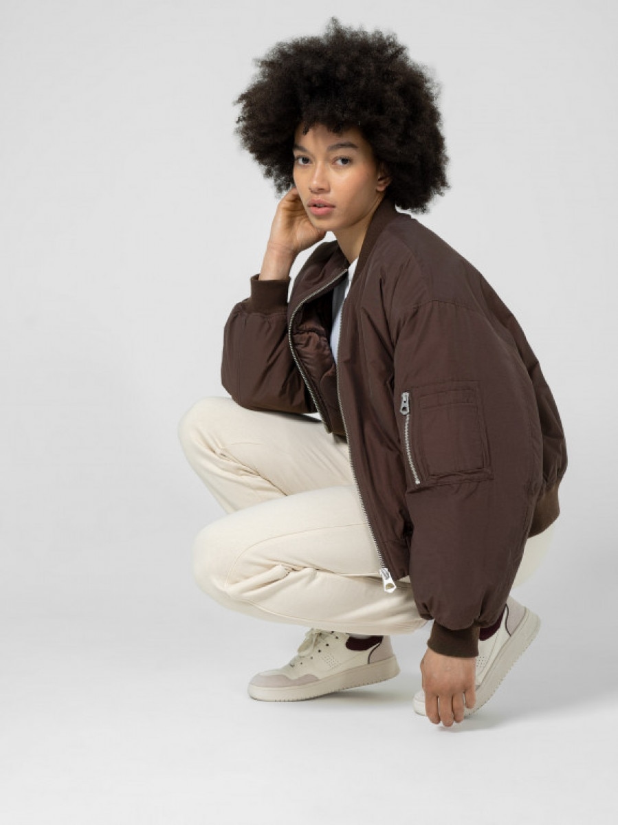 Damska kurtka przejściowa bomberka Outhorn OTHSS23TJACF028 - brązowy