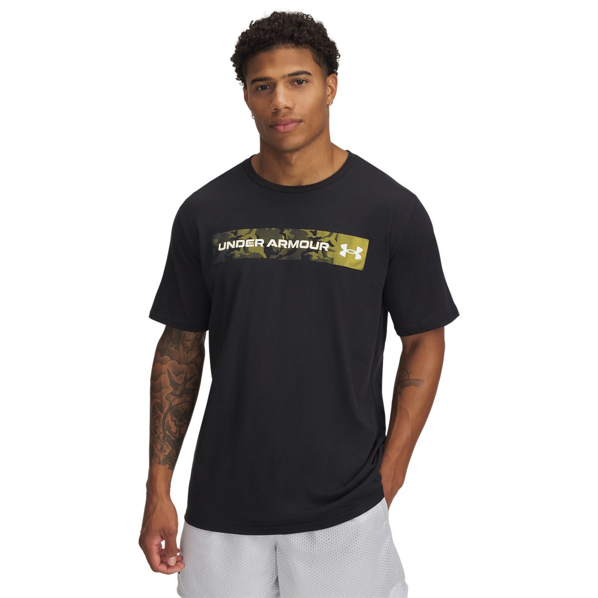 Męski t-shirt z nadrukiem Under Armour UA Camo Chest Stripe SS - czarny złe zdjęcie nadruku u producenta