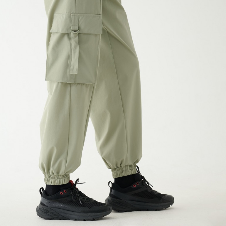 Damskie spodnie dresowe joggery Guess Aurlie Cargo Pants - zielone