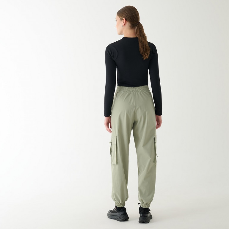 Damskie spodnie dresowe joggery Guess Aurlie Cargo Pants - zielone