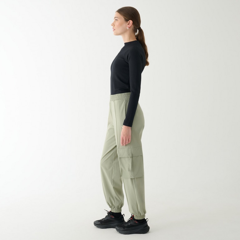 Damskie spodnie dresowe joggery Guess Aurlie Cargo Pants - zielone