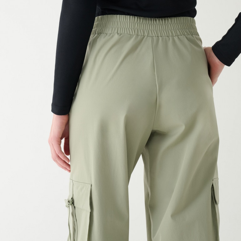 Damskie spodnie dresowe joggery Guess Aurlie Cargo Pants - zielone