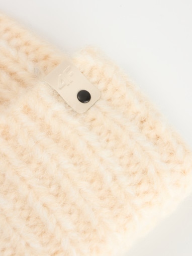 Damska czapka zimowa 4F 4FRAW25ACAPF0723 - beżowa