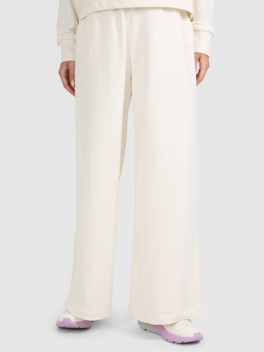 Damskie spodnie dresowe 4F 4FWAW25TTROF1204 - beżowe