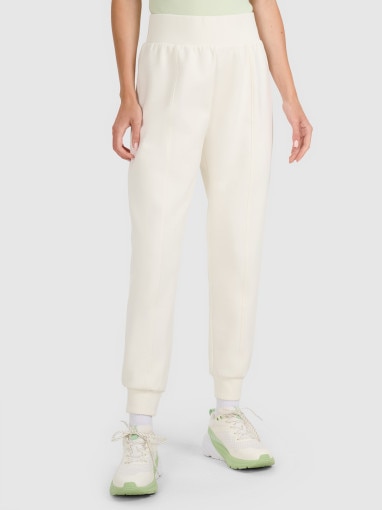 Damskie spodnie dresowe joggery 4F 4FWAW25TTROF1196 - beżowe