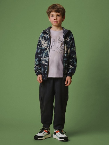 Chłopięcy polar z nadrukiem 4F 4FJRSS26TFLEM498 - multikolor