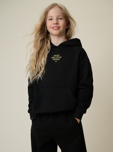  4F JUNIOR Dziewczęca bluza nierozpinana z kapturem 4F 4FJRSS26TSWSF2810  czarna Czarny