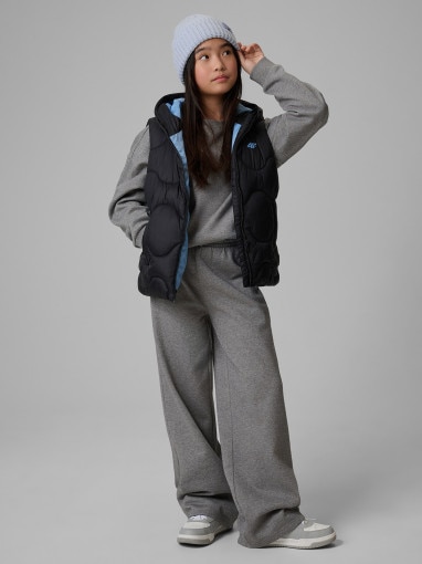 Dziewczęcy bezrękawnik z kapturem 4F 4FJRSS26TVJAF355 - czarny