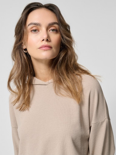 Damska bluza dresowa nierozpinana z kapturem Outhorn OTHWSS24TSWSF1631 - beżowa