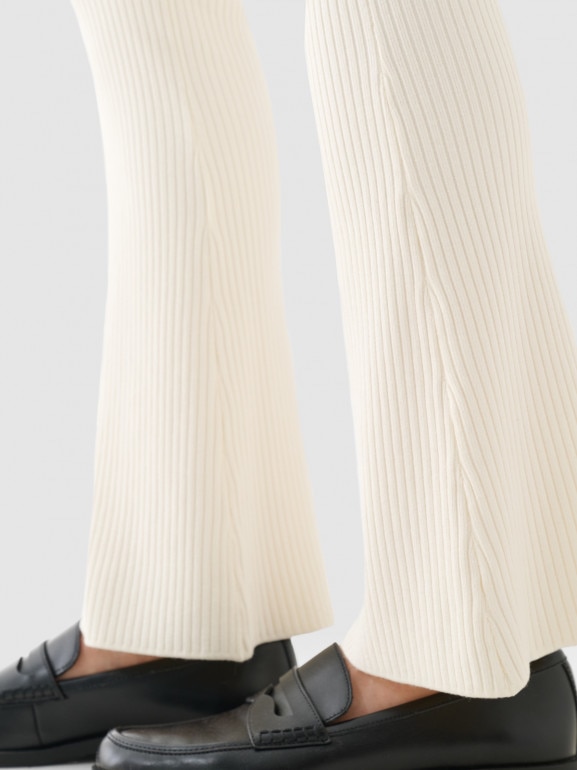 Damskie spodnie dzianinowe Outhorn OTHWAW24TTROF0875 - białe