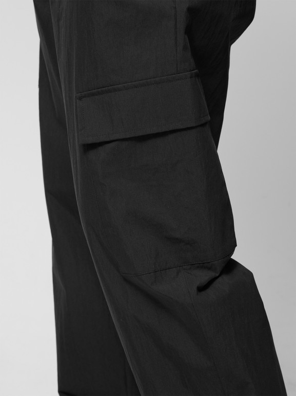 Męskie spodnie cargo Outhorn OTHWSS24TTROM637 - czarne