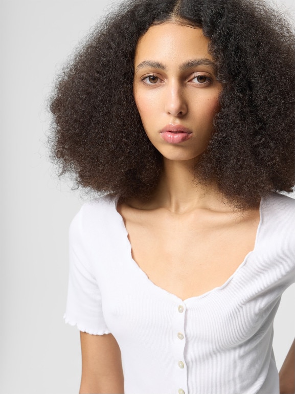 Damski crop top bez nadruku Outhorn OTHWSS24TTSHF1489 - biały